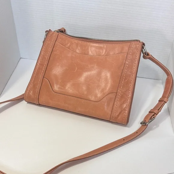 Elegant Tan Leather Shoulder Bag - Picture 2 of 7